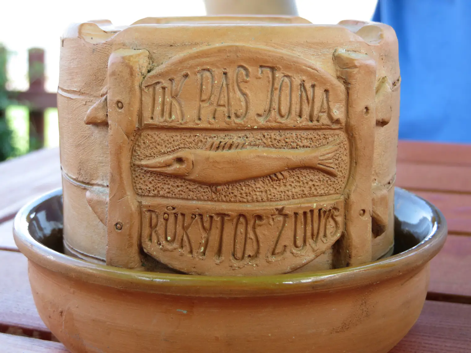 Molinis rūkyklos ženklas su užrašu „Tik pas Joną, rūkytos žuvys“ Nidoje
