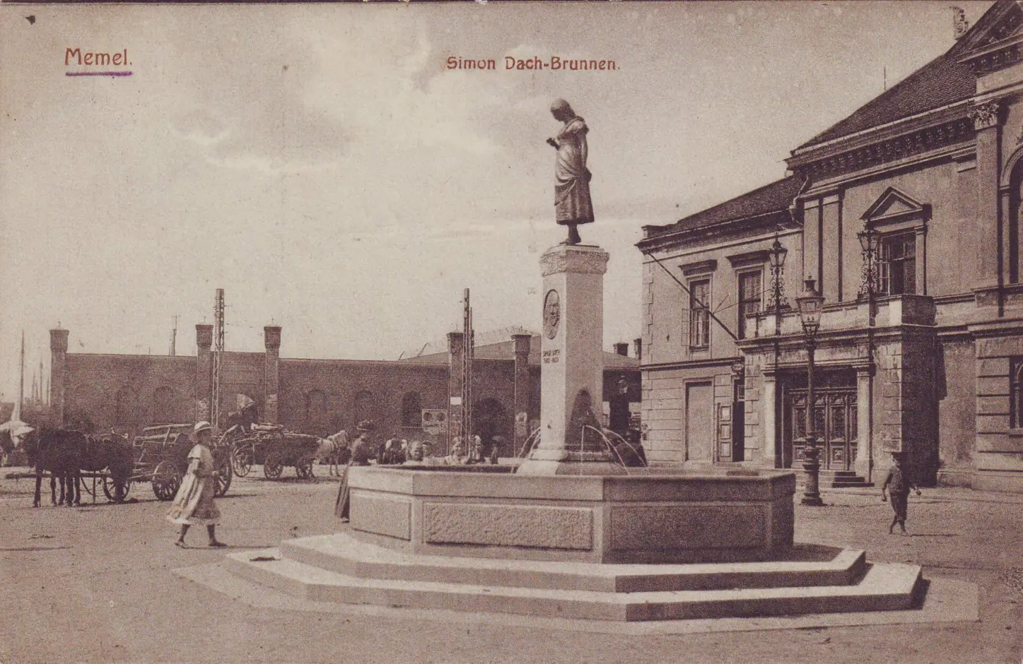 Senas atvirukas su Simono Dacho fontanu ir originalia Anikės skulptūra Teatro aikštėje, Memelyje